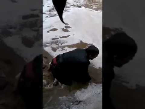 بالفيديو.. مواطنان ينقذان سائحاً ألمانياً من الغرق في سيول الباحة.. والسائح يرد بشكرهما