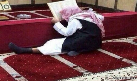 مُسن يجاهد لقراءة القرآن رغم ضعف بصره